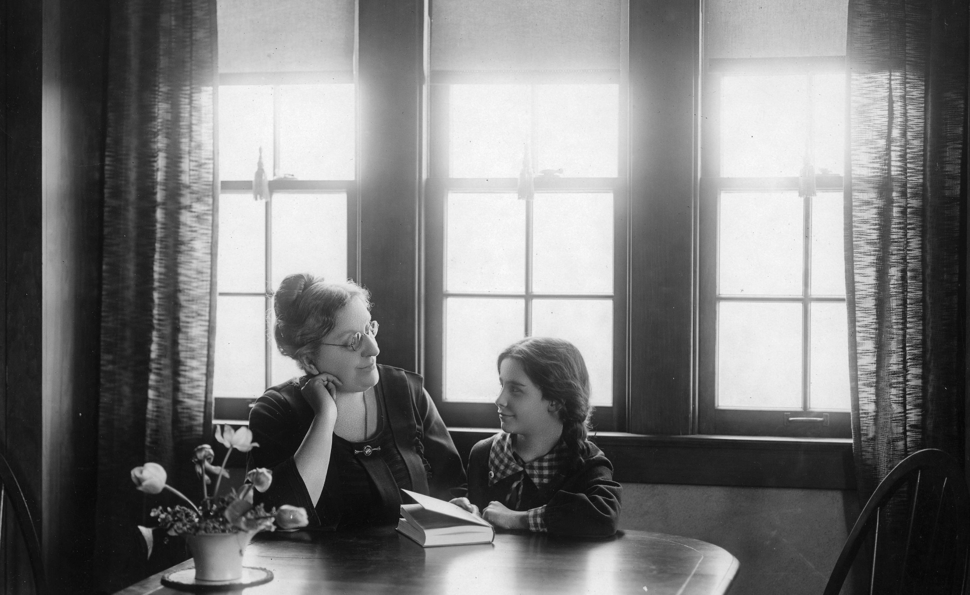 Caroline Bartlett Crane with daughter in dining room of Everyman's House